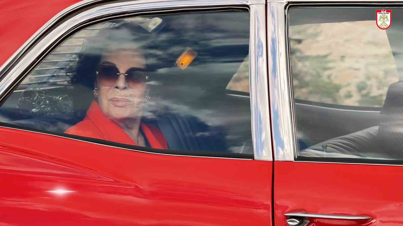 Hülya Koçyiğit’in 50 yıllık film sahnesi Sivas’ta yeniden canlandırıldı 4 hulya kocyigitin 50 yillik film sahnesi sivasta yeniden canlandirildi 0 fv2RdPug