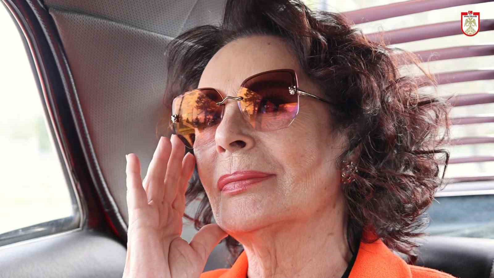 Hülya Koçyiğit’in 50 yıllık film sahnesi Sivas’ta yeniden canlandırıldı 5 hulya kocyigitin 50 yillik film sahnesi sivasta yeniden canlandirildi 1 SkjUr7CZ