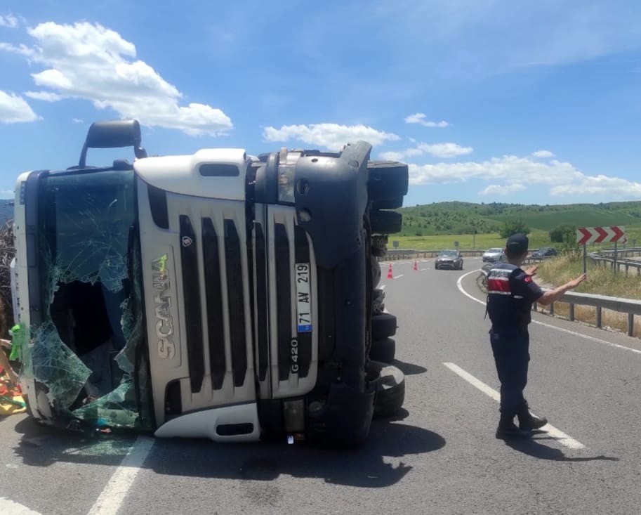 Hurda demiri yüklü tır devrildi: 1 yaralı 5 hurda demiri yuklu tir devrildi 1 yarali 1 Mn7KBkMt