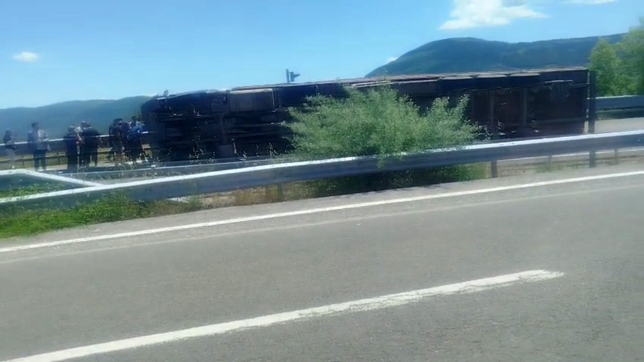 Hurda demiri yüklü tır devrildi: 1 yaralı 6 hurda demiri yuklu tir devrildi 1 yarali 2 n2Ws6ayP