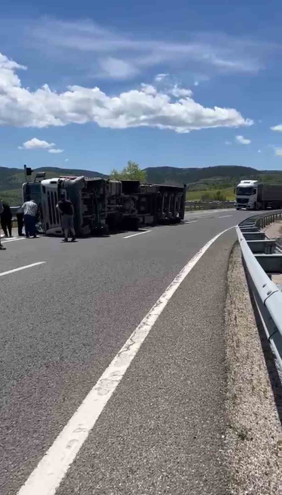 Hurda demiri yüklü tır devrildi: 1 yaralı 7 hurda demiri yuklu tir devrildi 1 yarali 3 MX1azidf