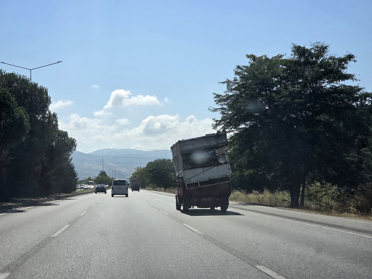 Hurda kasaları eğik şekilde taşıyan kamyonet tehlike oluşturdu 4 hurda kasalari egik sekilde tasiyan kamyonet tehlike olusturdu 0 OAicqnVP