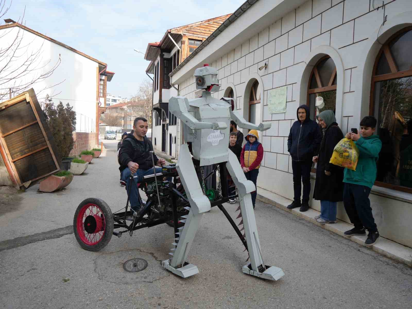 hurda malzemelerden robot yapti goren telefonuna sariliyor 0 mkgjLUlH