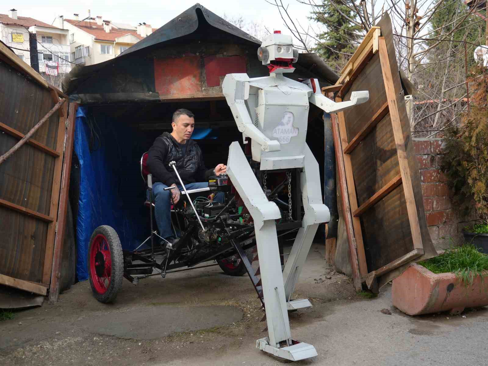 hurda malzemelerden robot yapti goren telefonuna sariliyor 1 MMPv7mb2