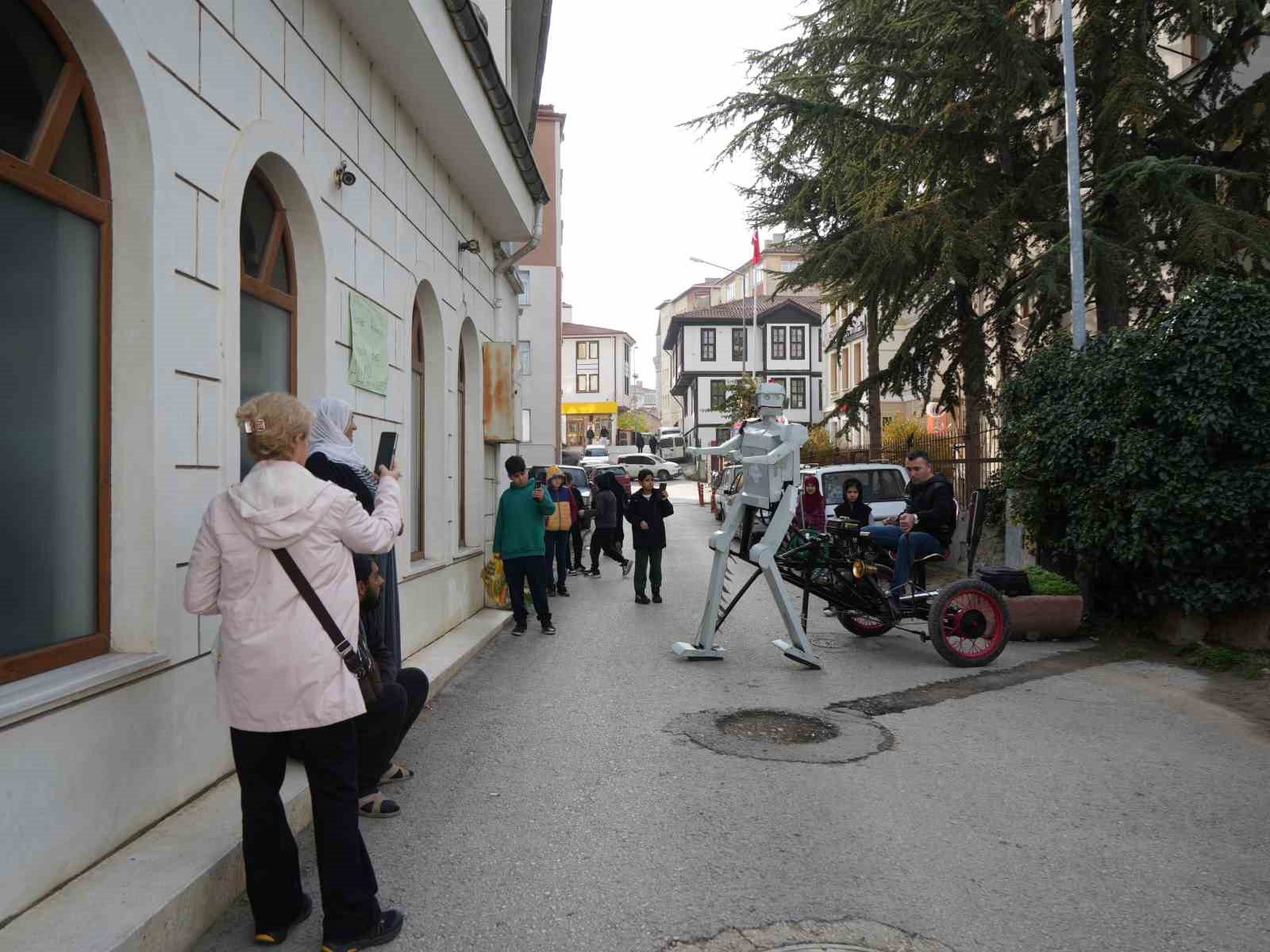 hurda malzemelerden robot yapti goren telefonuna sariliyor 2 ekGAjSzm