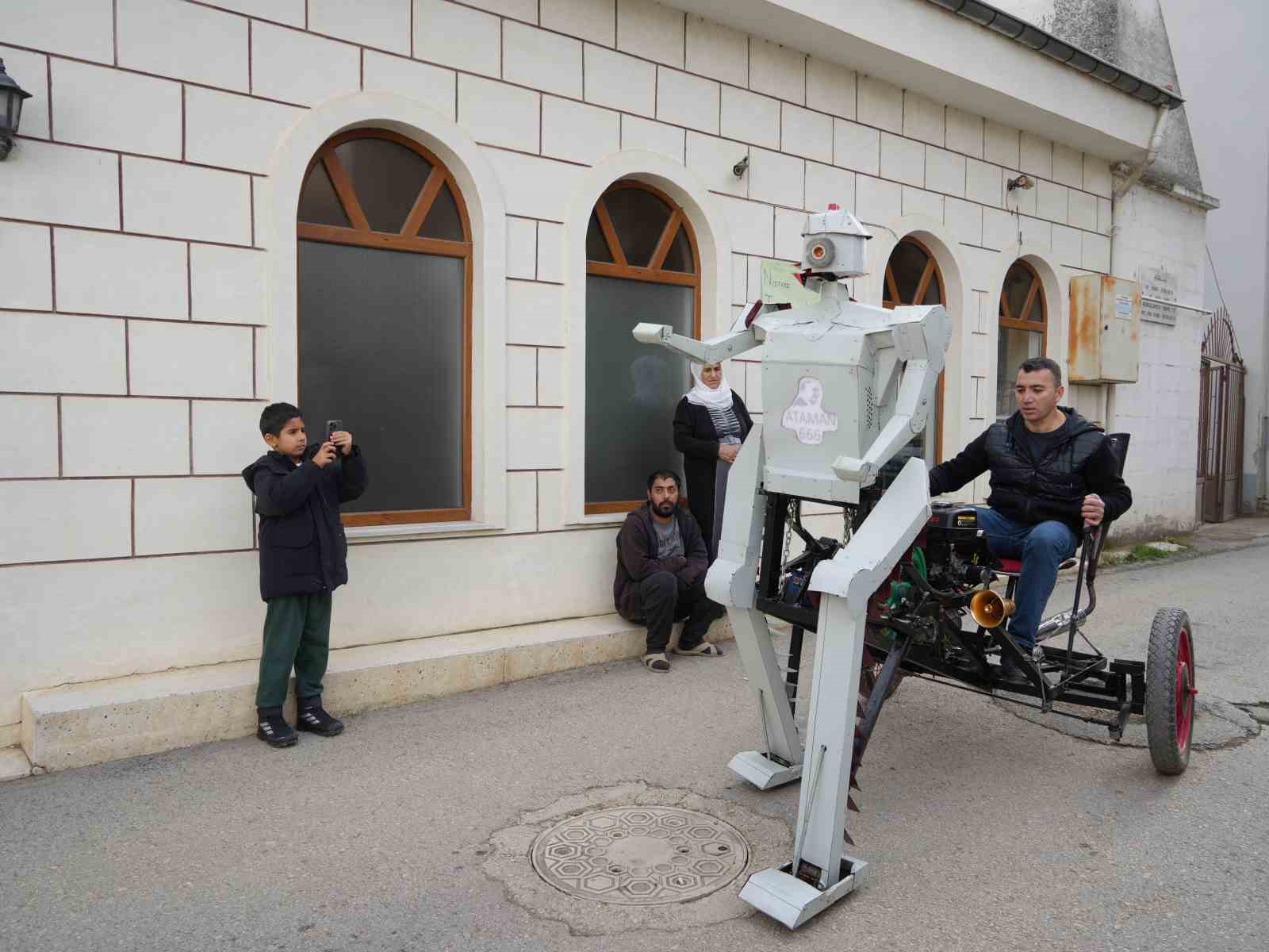 hurda malzemelerden robot yapti goren telefonuna sariliyor 5 sqJOMMvv