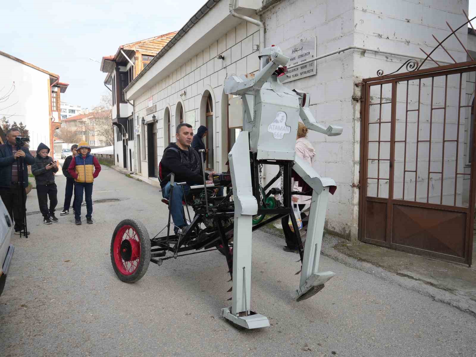 hurda malzemelerden robot yapti goren telefonuna sariliyor 6 rpmZhLpZ
