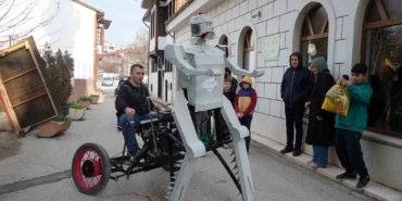 hurda-malzemelerden-robot-yapti-goren-telefonuna-sariliyor-LxjN6uZn.jpg