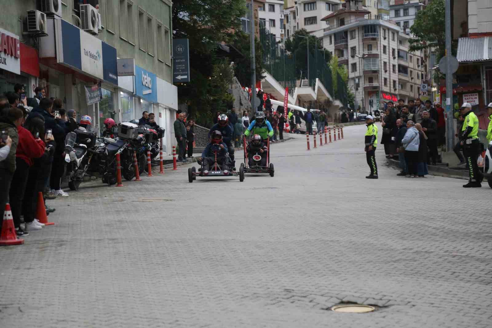 hurda malzemelerden yaptiklari araclarla yokus asagi yaristilar 0 PHjFMZge