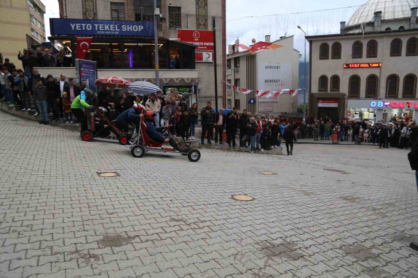 hurda malzemelerden yaptiklari araclarla yokus asagi yaristilar 1 lGQWXGV1