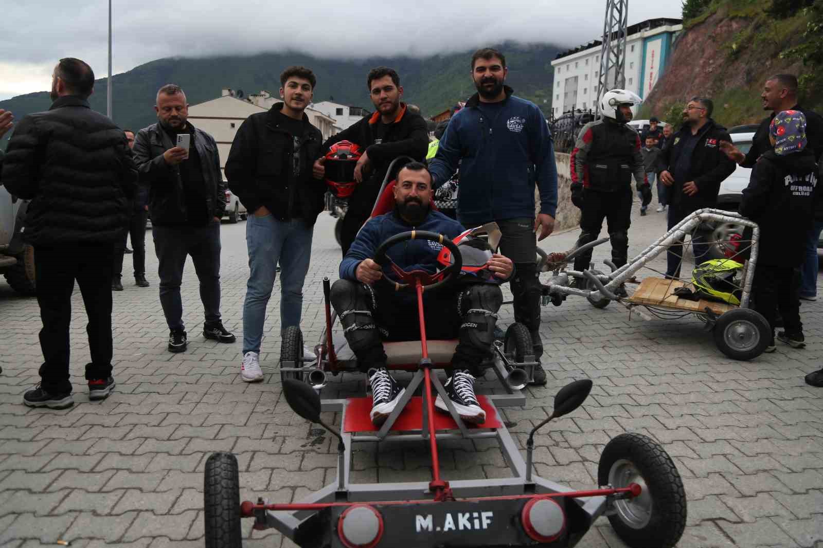 hurda malzemelerden yaptiklari araclarla yokus asagi yaristilar 2 L54tYLFB