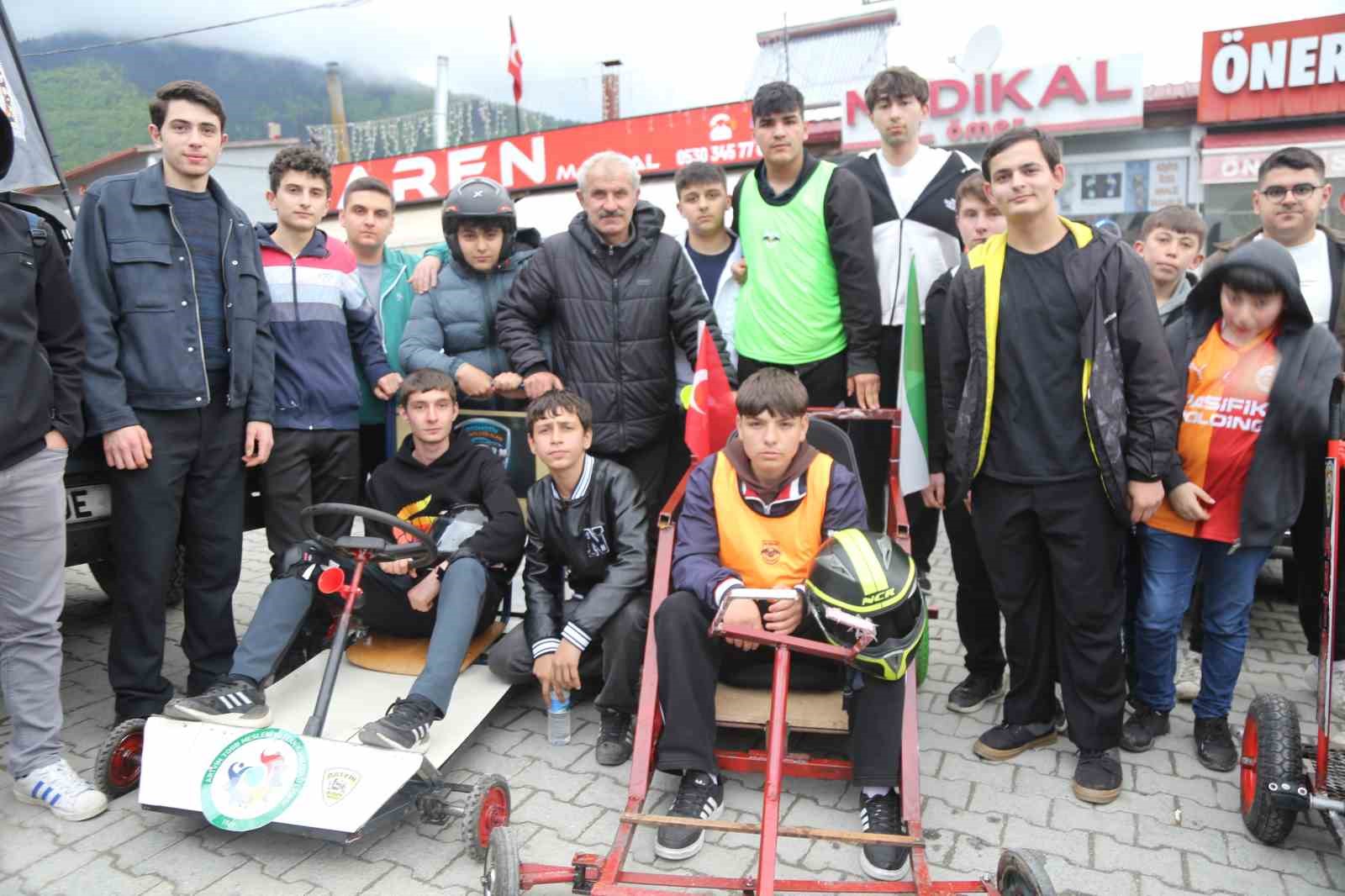 hurda malzemelerden yaptiklari araclarla yokus asagi yaristilar 3 Tu3DLkNS