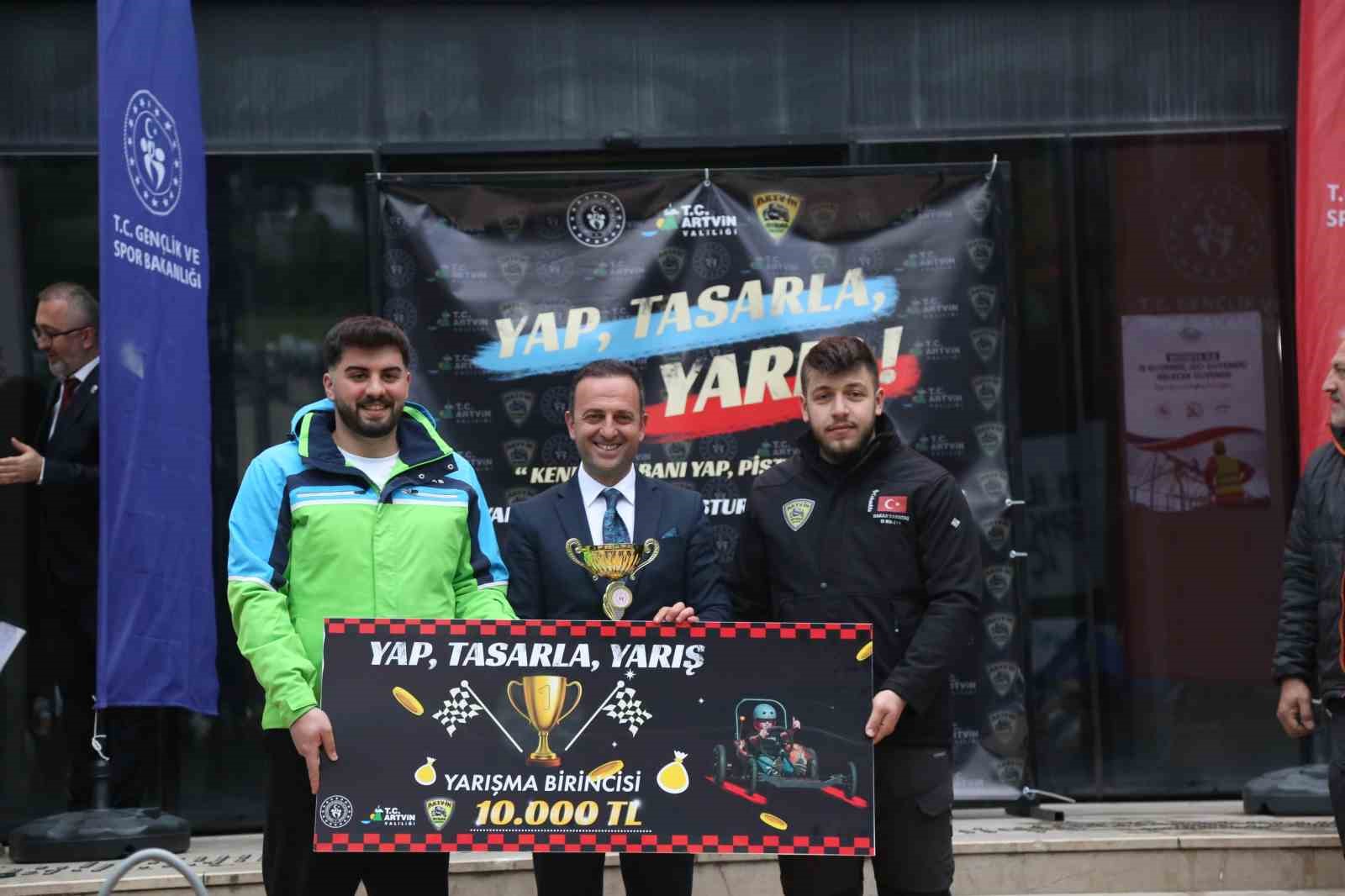 hurda malzemelerden yaptiklari araclarla yokus asagi yaristilar 5 LLwKYqwp