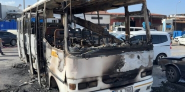 hurda-minibuste-16-yasindaki-gencin-oldugu-yangin-kamerada-FPSsr6eL.jpg