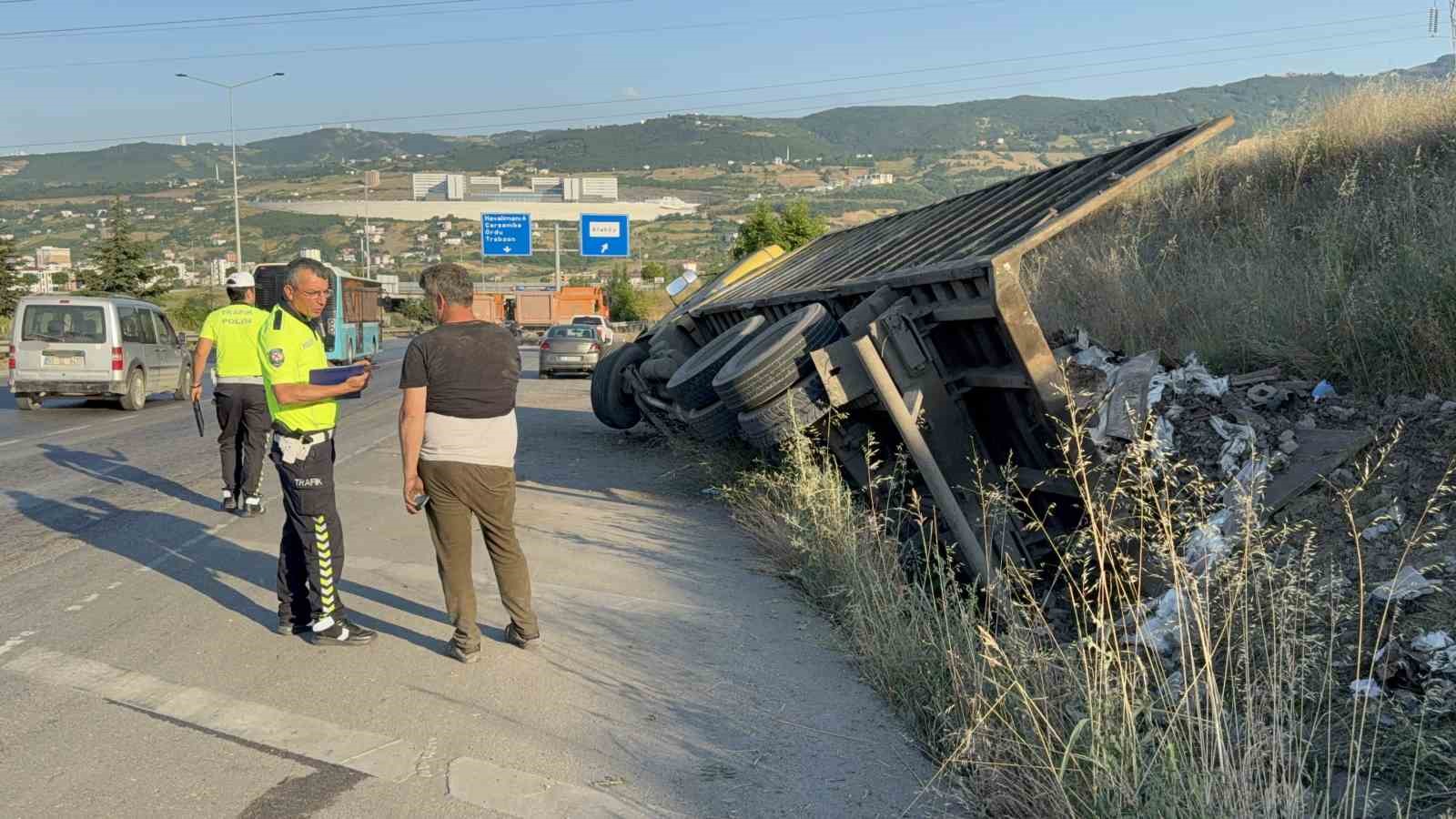 hurda yuklu kamyonun freni patladi surucu faciayi onledi 1 3ig6Sbhn
