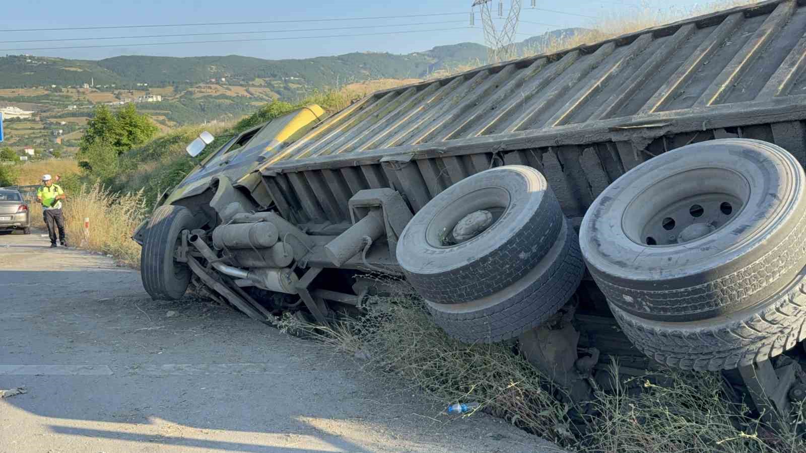 hurda yuklu kamyonun freni patladi surucu faciayi onledi 2 aRIQtqKW