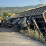 hurda-yuklu-kamyonun-freni-patladi-surucu-faciayi-onledi-wh41RS5B.jpg