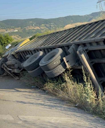 hurda-yuklu-kamyonun-freni-patladi-surucu-faciayi-onledi-wh41RS5B.jpg