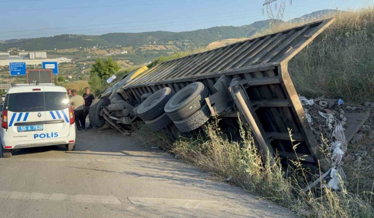 hurda-yuklu-kamyonun-freni-patladi-surucu-faciayi-onledi-wh41RS5B.jpg