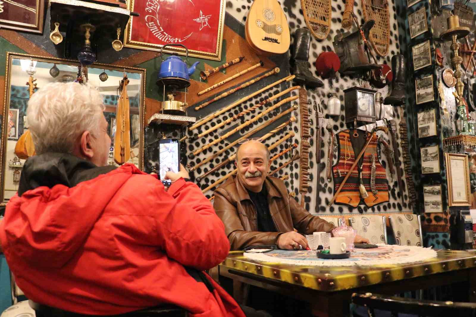 hurdacidan aldigi bir demlikle basladi isletmesini antikalarla doldurdu 0 JQMY19gu