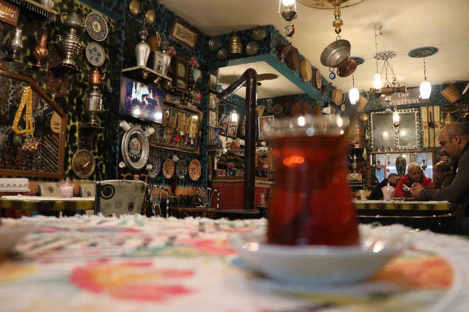 hurdacidan aldigi bir demlikle basladi isletmesini antikalarla doldurdu 5 JDsZK7Af