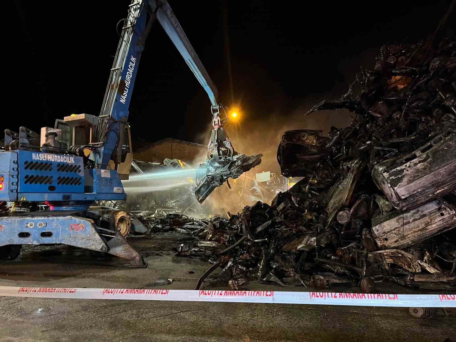 hurdacilarda yangin panigi hurda araclar alev aldi 0 4NS5ffsI