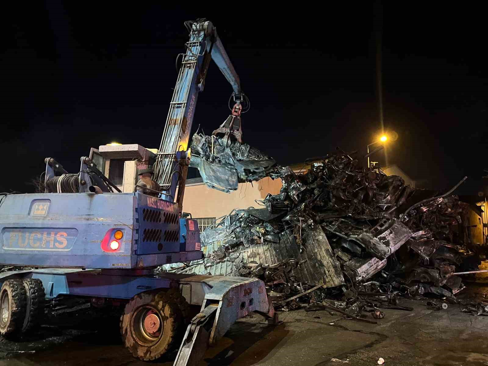 hurdacilarda yangin panigi hurda araclar alev aldi 13 AHOUkOsb