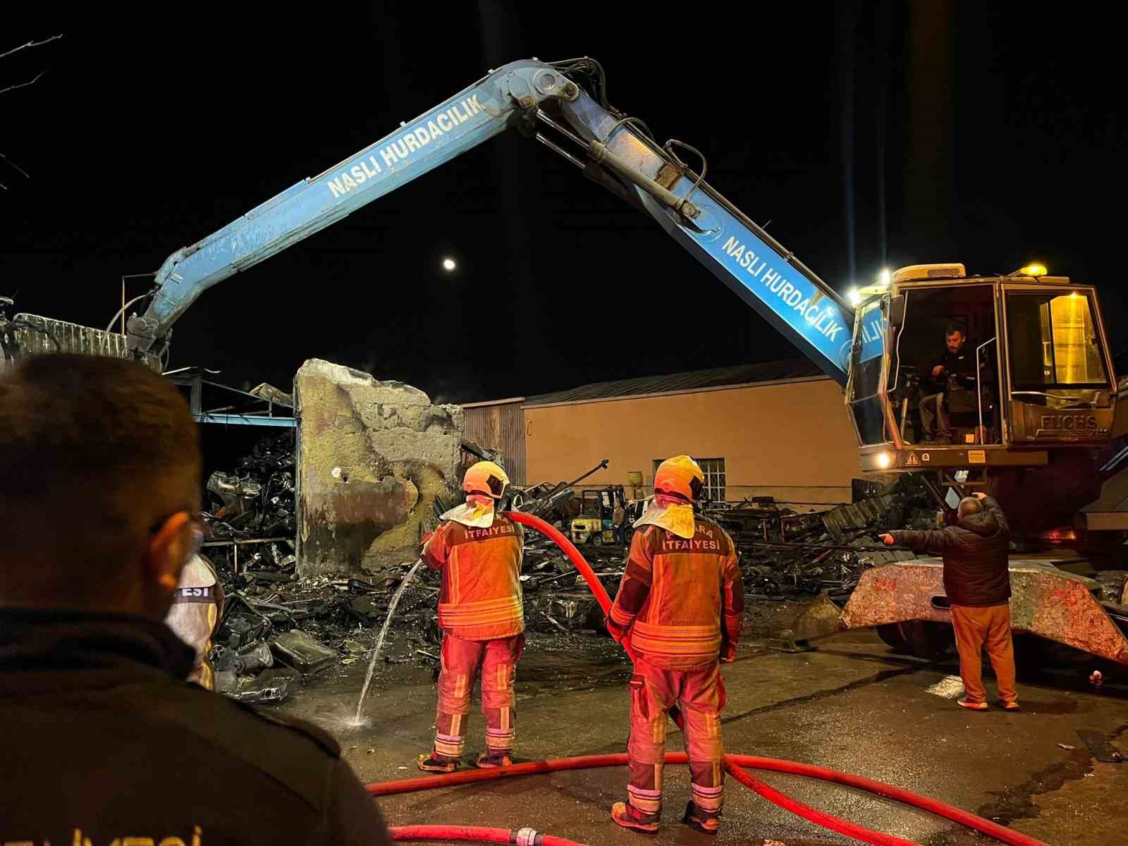 hurdacilarda yangin panigi hurda araclar alev aldi 14 6WA5eaRt