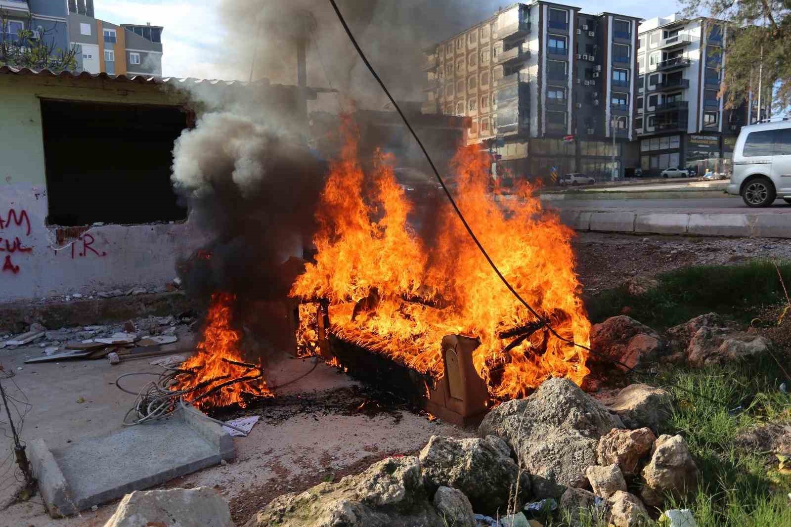 hurdacinin cevreyi kirletip bu sefer biseyler yapin talebine zabitadan vazifede merhamet yok D5vQGCdS