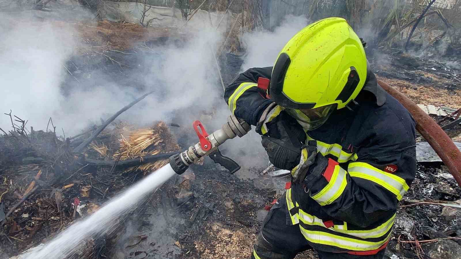 hurdalikta cikan yangin gokyuzunu kara dumanla kapladi 0 wrlX6wr8