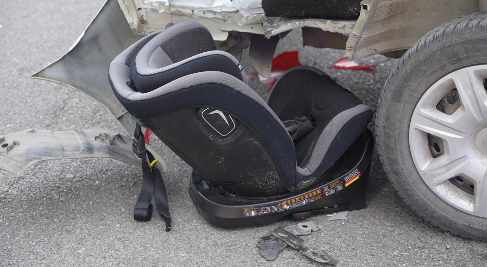 hurdaya donen aractan sag kurtuldular 1i bebek 3 yarali 3 RRqmk5pM