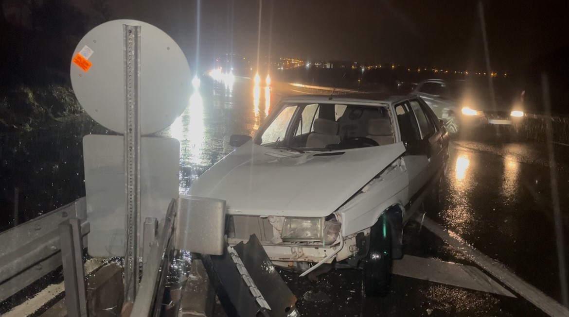 hurdaya donen otomobilden yara almadan cikti emniyet kemeri takmasam camdan cikardim dedi 0