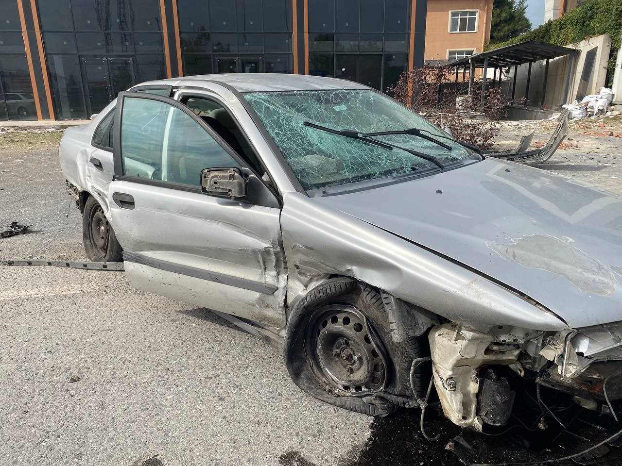 hurdaya donen otomobilden yarali kurtuldu 0 NXmVfMgG
