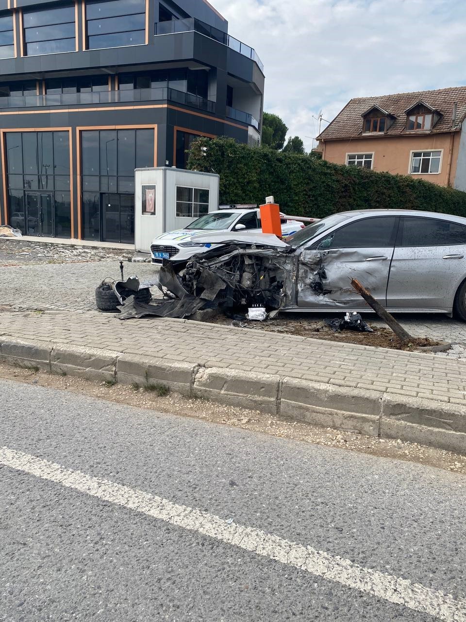 hurdaya donen otomobilden yarali kurtuldu 2 STNVL7EE