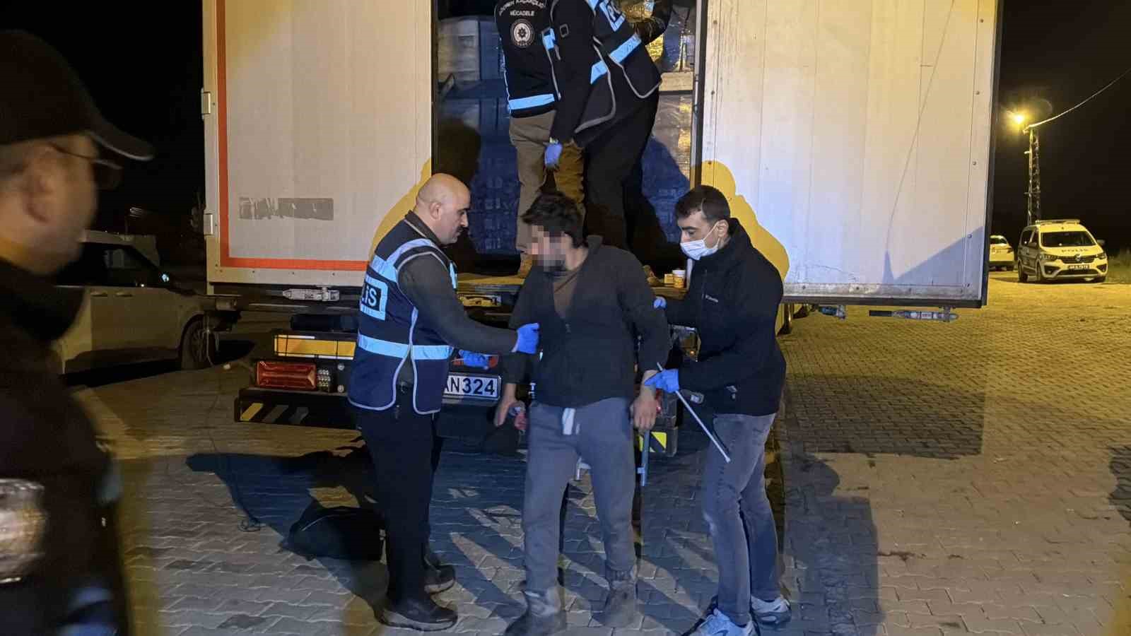 hurma ve fistik yagi yuklu tirda 18 kacak gocmen yakalandi 0 1sk41Mh6