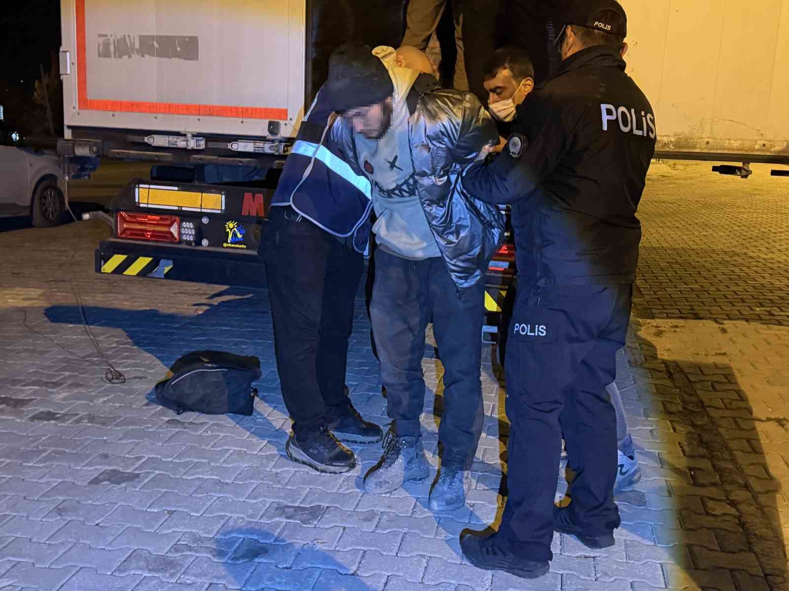 hurma ve fistik yagi yuklu tirda 18 kacak gocmen yakalandi 1 fULwBrAt
