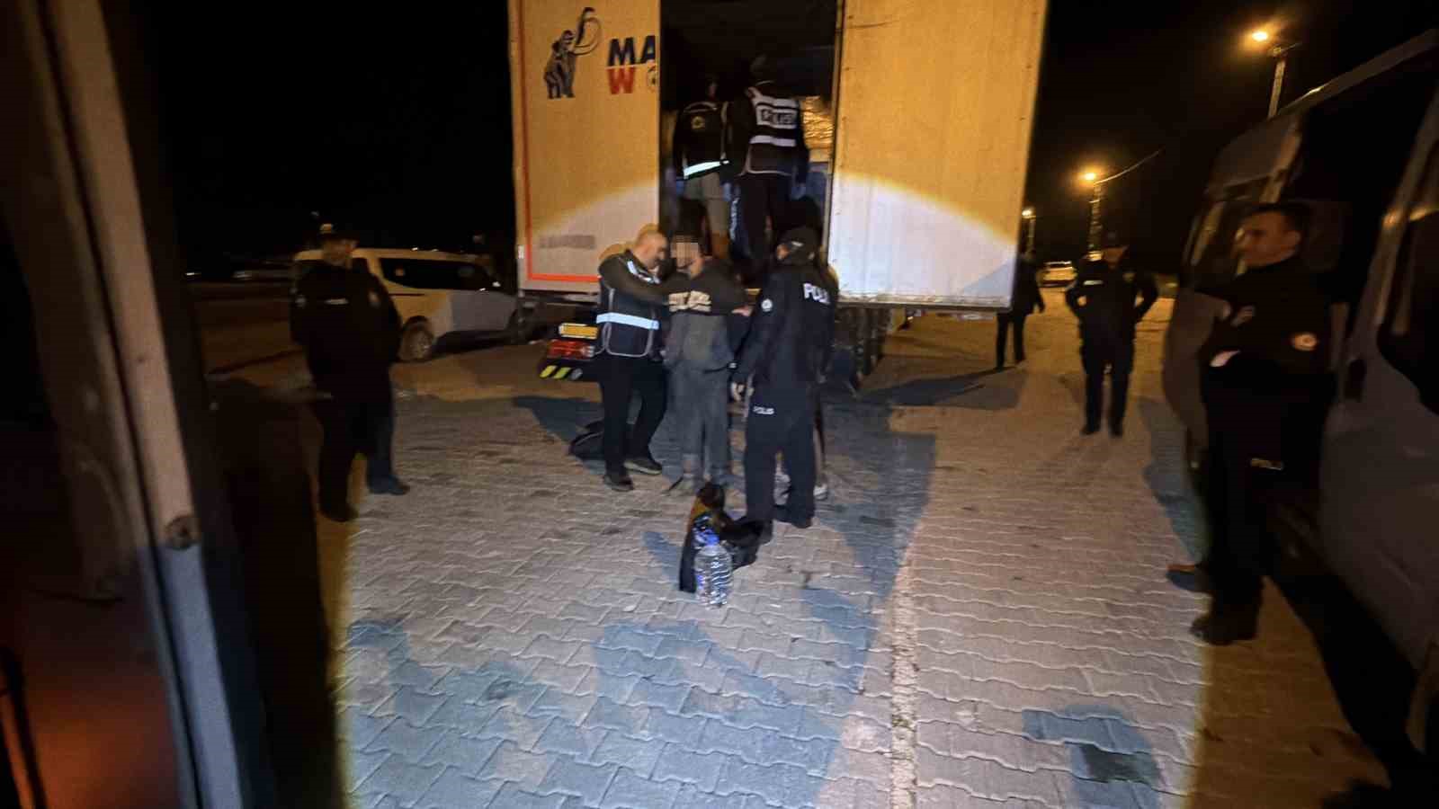 hurma ve fistik yagi yuklu tirda 18 kacak gocmen yakalandi 2 ZR6bUZvR