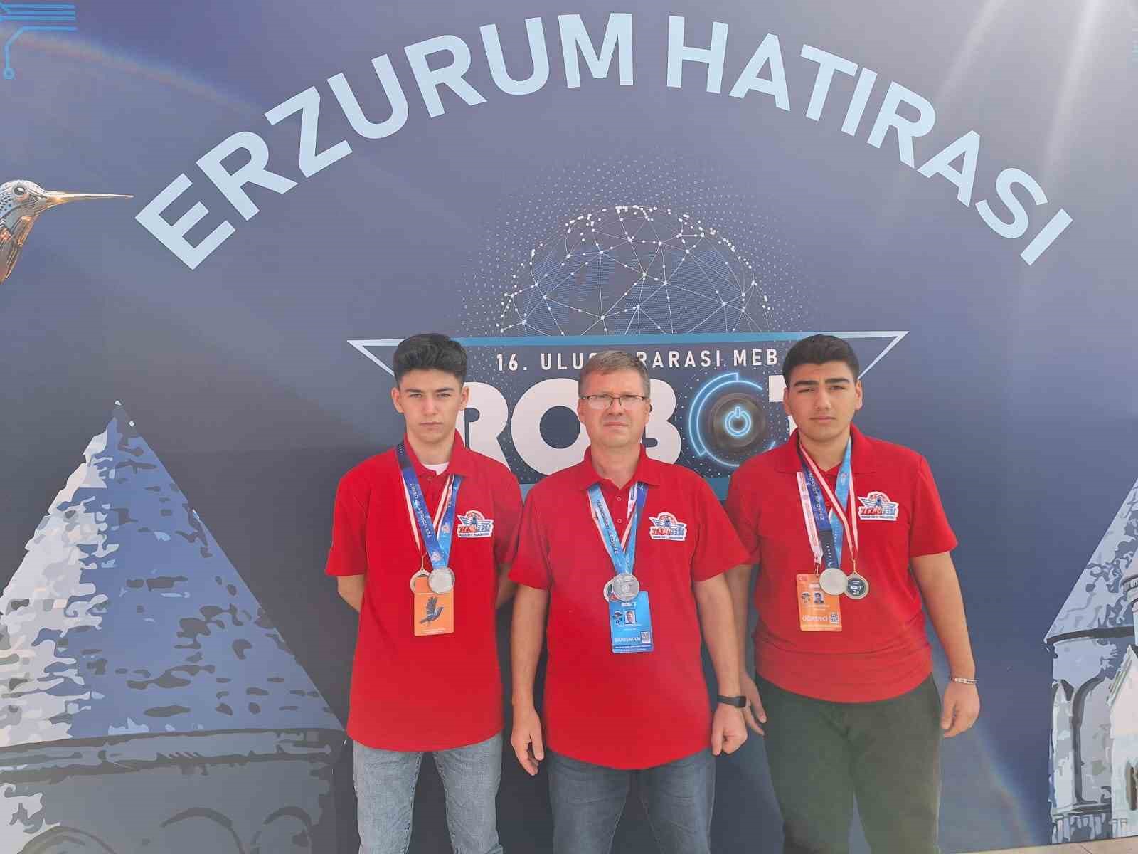 hurriyet mesleki ve teknik anadolu lisesinden dunya sampiyonlugu 2 TK8Nvfip