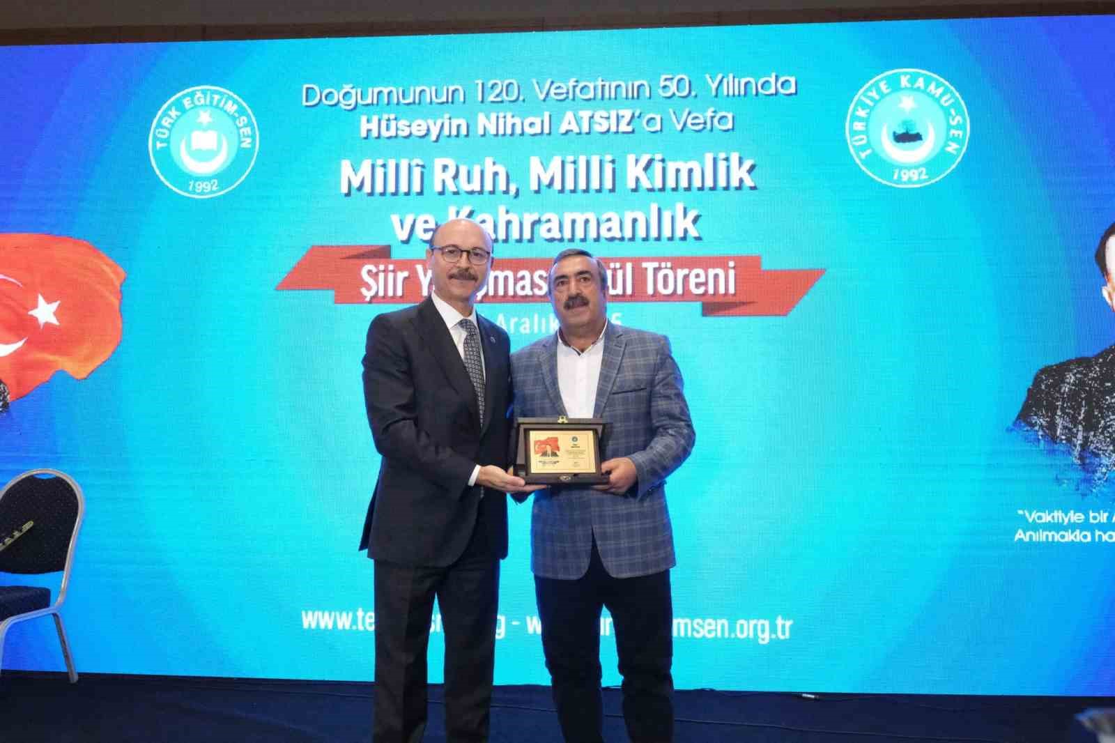 huseyin nihal atsiza vefa temasiyla duzenlenen siir yarismasinin odul toreni yapildi 2 Af8KiEhW
