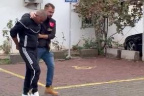 Demir kapıya sıkışan köpeği itfaiye kurtardı 1 thumbnail