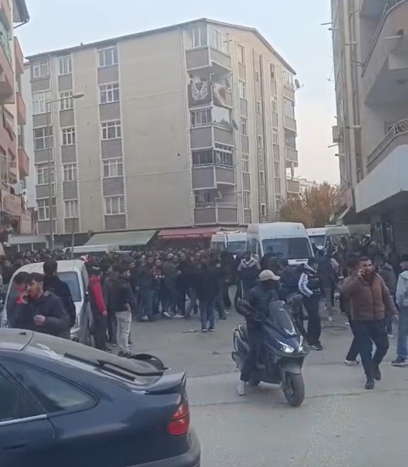 husumetli iki aile sokak ortasinda birbirine girdi silah sesleri mahalleyi ayaga kaldirdi 1 7gdvYE6R