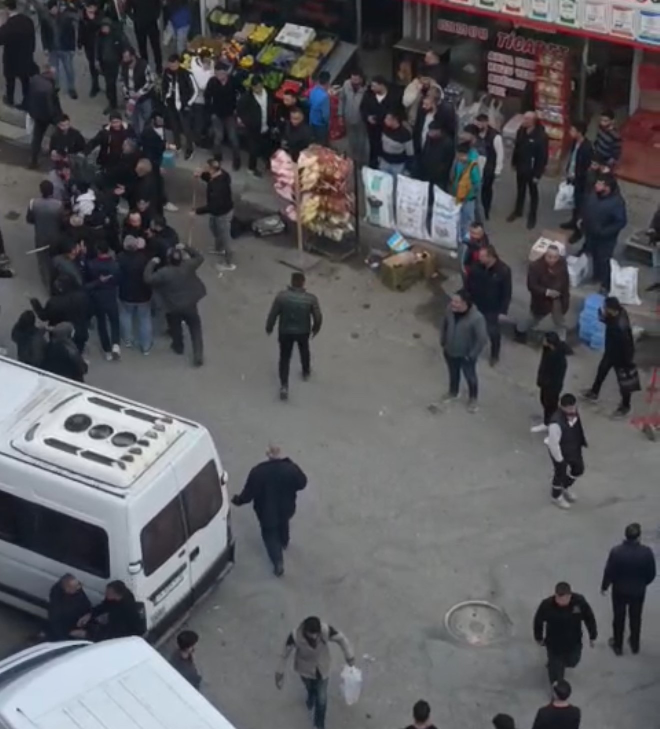 husumetli iki aile sokak ortasinda birbirine girdi silah sesleri mahalleyi ayaga kaldirdi 2