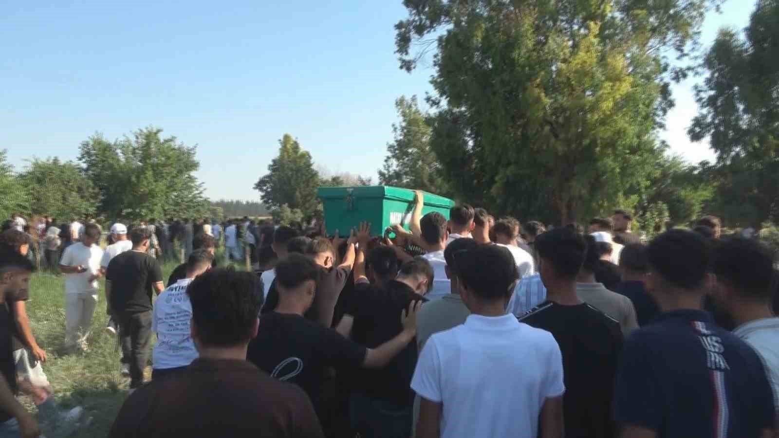Husumetlisi tarafından pompalı tüfekle vurulan 19 yaşındaki genç öldü 4 husumetlisi tarafindan pompali tufekle vurulan 19 yasindaki genc oldu 0 9OgIrKNV