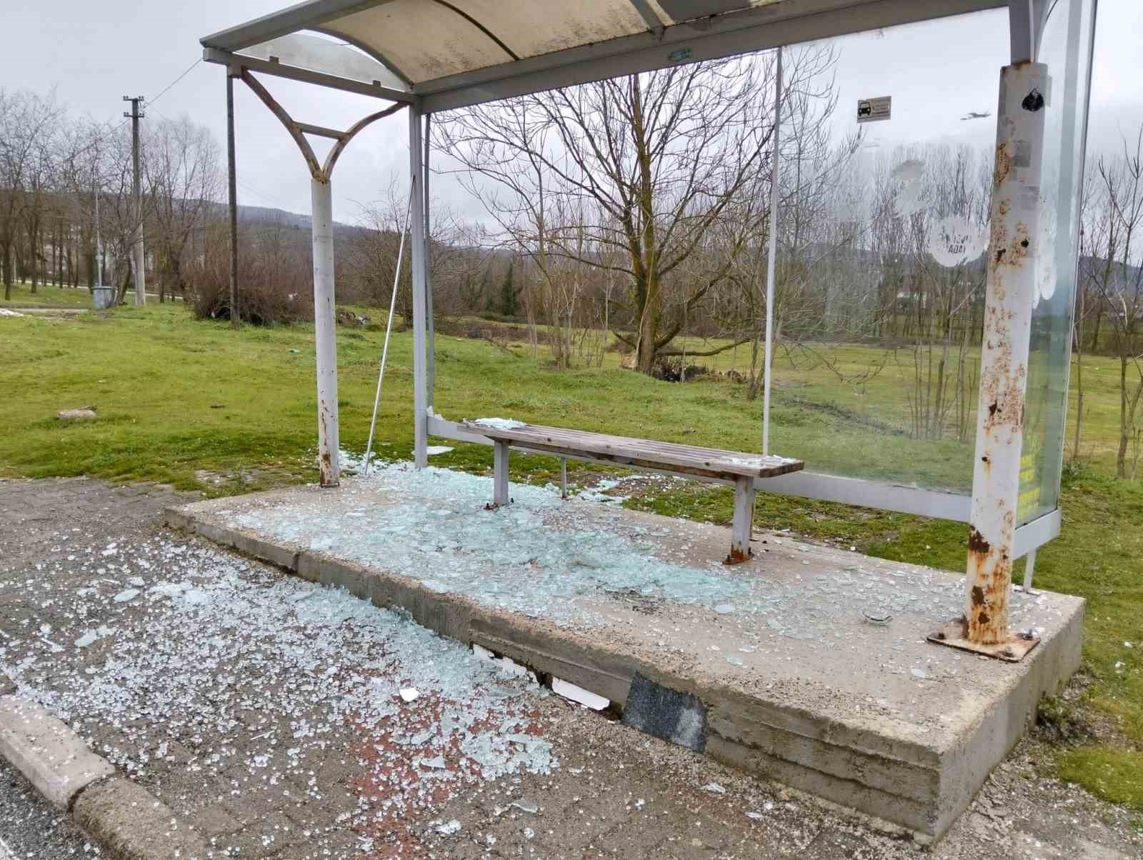 Huzurevi sakinlerinin kullandığı otobüs durağının camlarını kırdılar 4 huzurevi sakinlerinin kullandigi otobus duraginin camlarini kirdilar 0 nbRQgysa