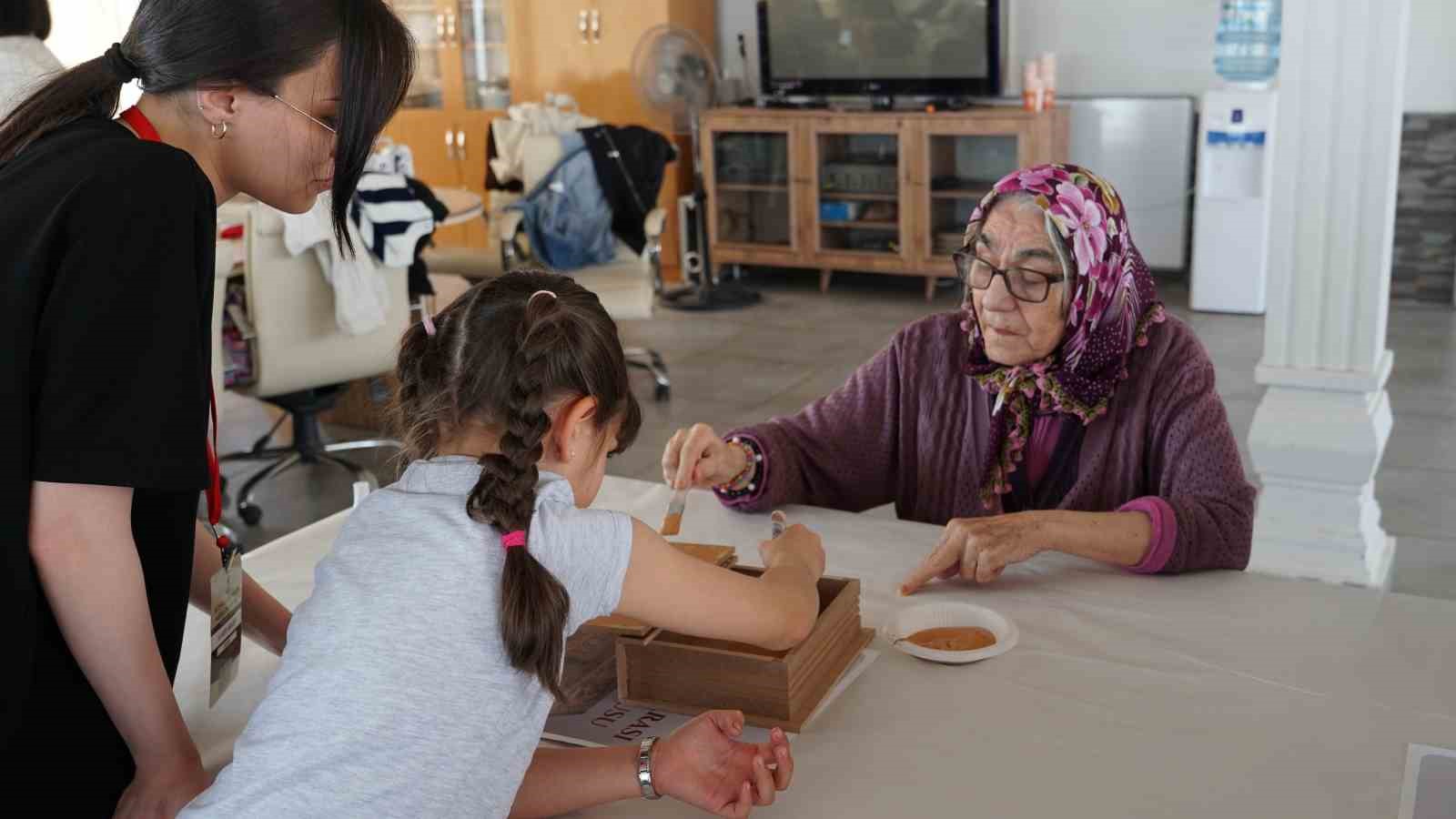 huzurevi sakinleriyle gencler ayni masada bulustu 0 RvkZRyET