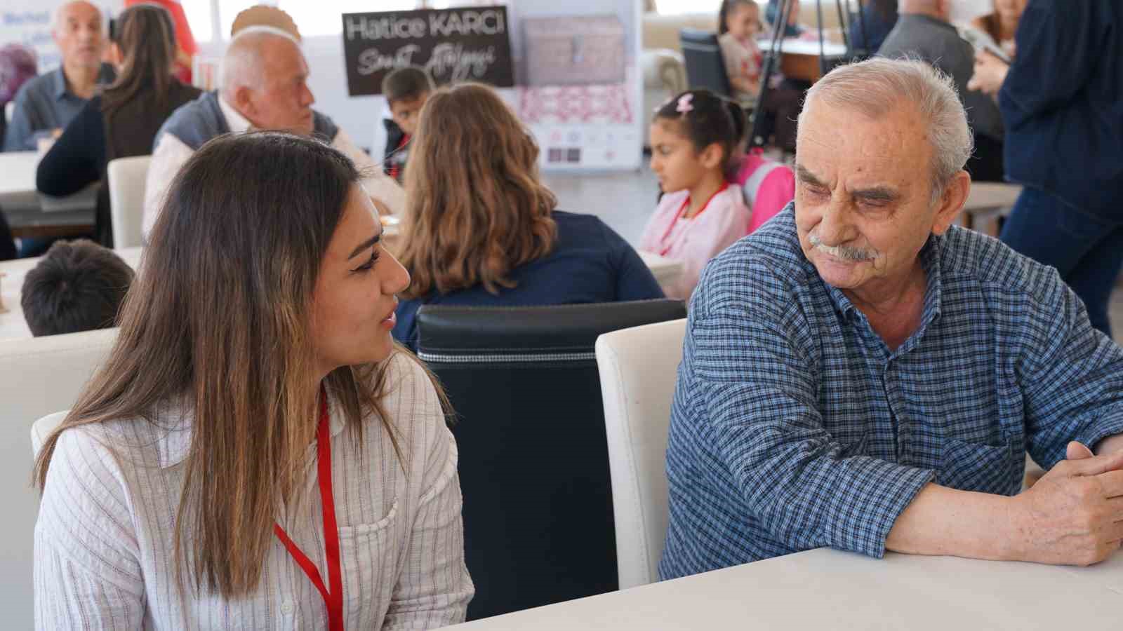 huzurevi sakinleriyle gencler ayni masada bulustu 3 fzI1VMCJ