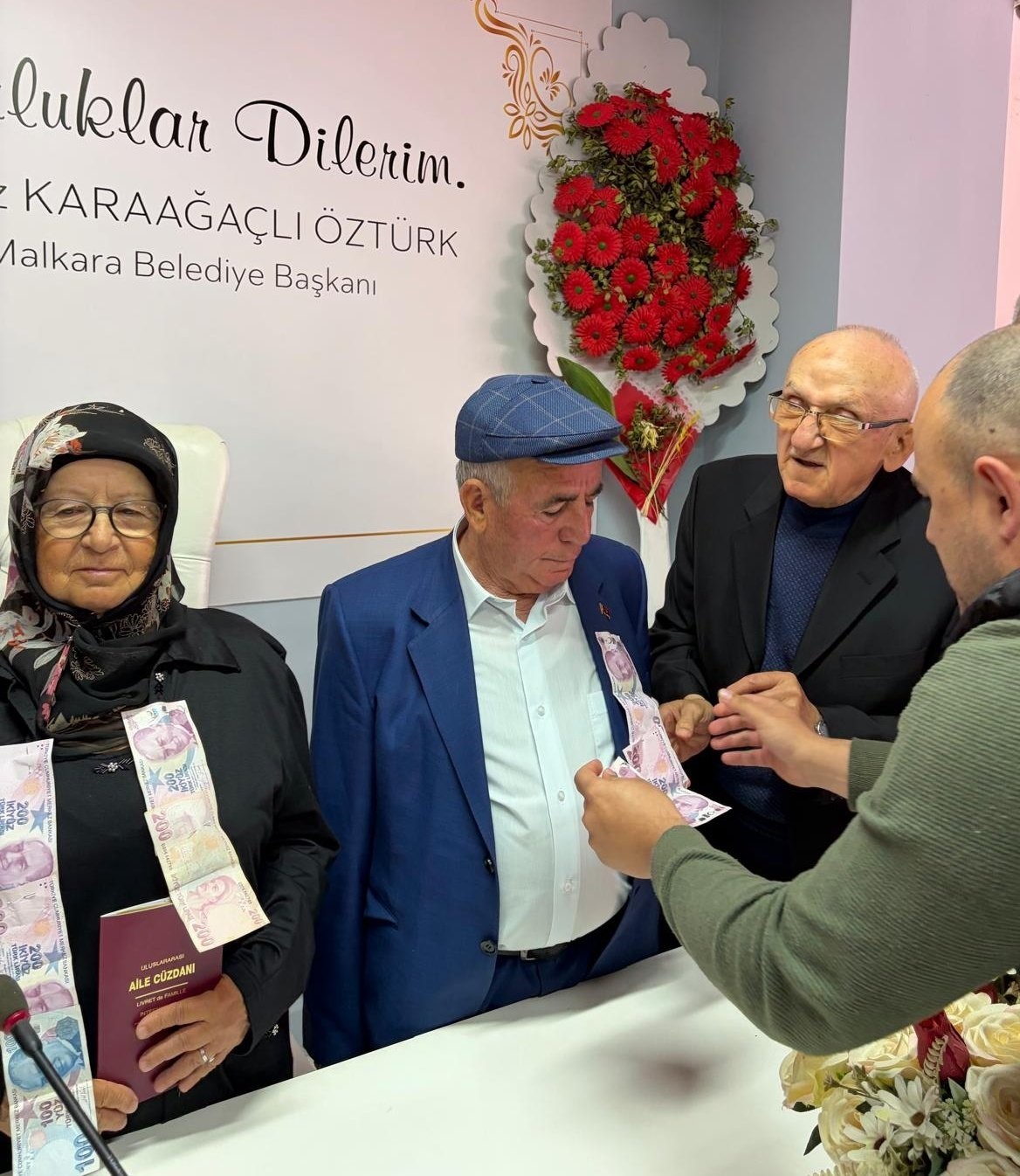 Huzurevinde "ikinci bahar" mutluluğu: Hayatlarını birleştirdiler 7 huzurevinde ikinci bahar mutlulugu hayatlarini birlestirdiler 3 FGX3YN28