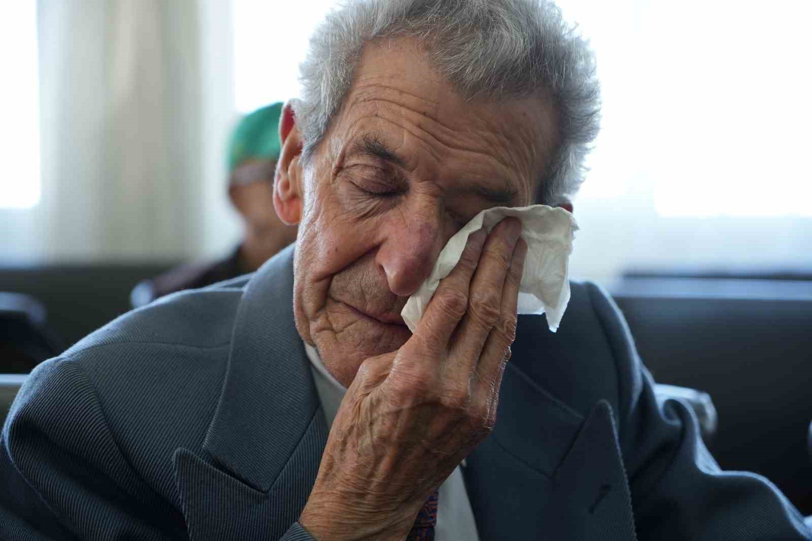 huzurevinde ogrencilerden emekli ogretmenlere gonulleri isitan surpriz gozyaslari sel oldu 0 pGk3cVAd