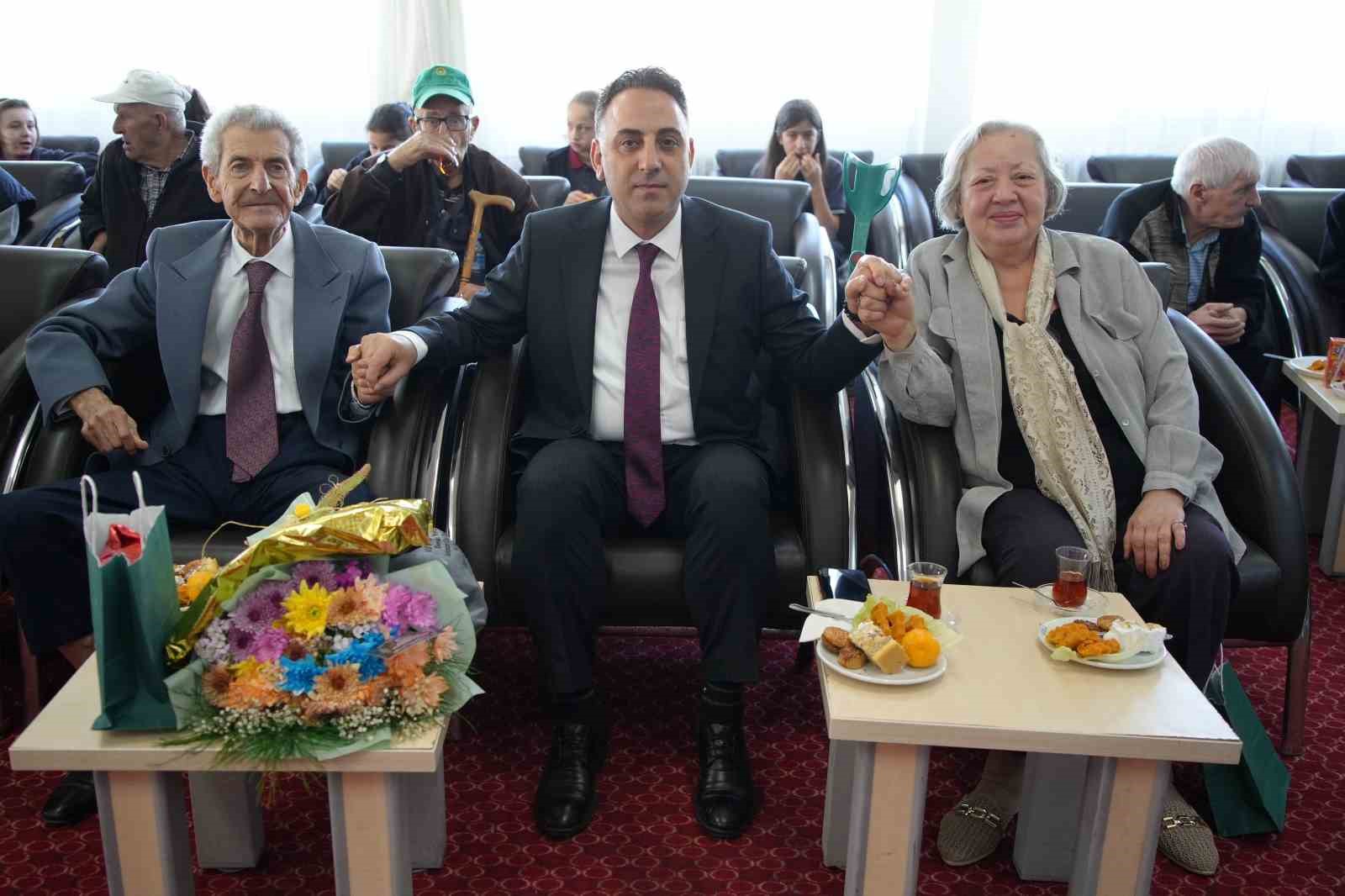 huzurevinde ogrencilerden emekli ogretmenlere gonulleri isitan surpriz gozyaslari sel oldu 2 IgaSWYKI