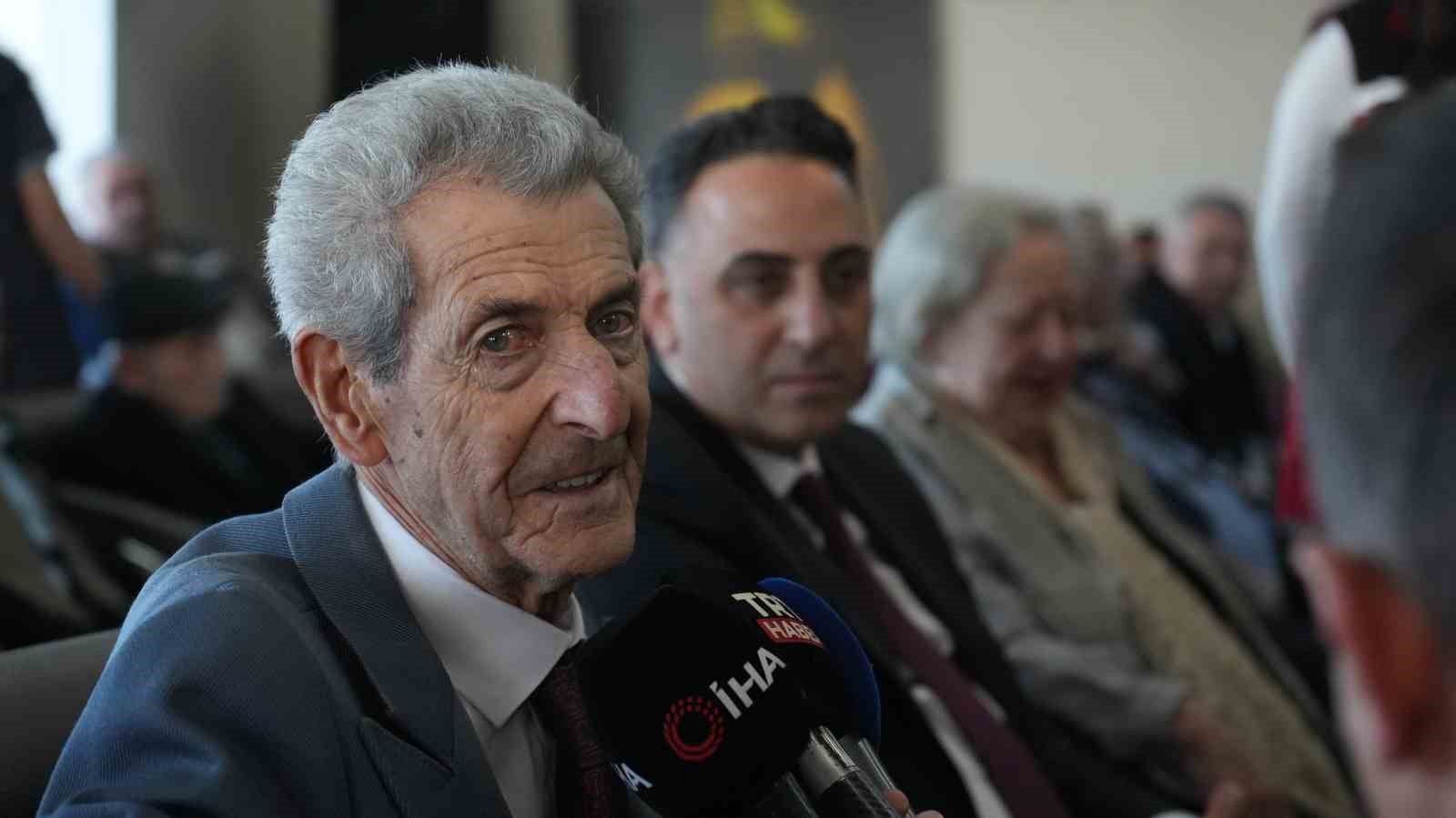 huzurevinde ogrencilerden emekli ogretmenlere gonulleri isitan surpriz gozyaslari sel oldu 3 SuiTOpCR